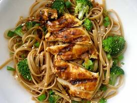 Thai Usulü Noodle Tavuk